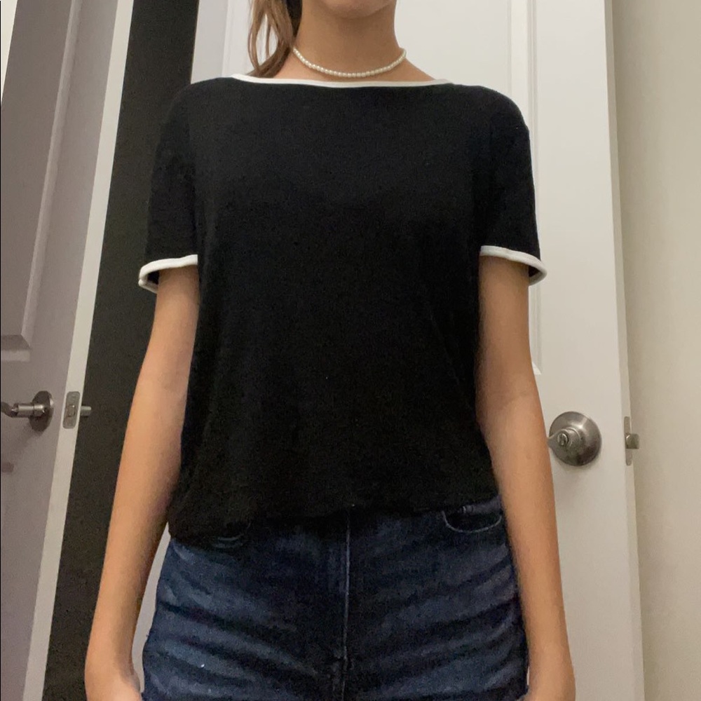 Plain black tee with white lining